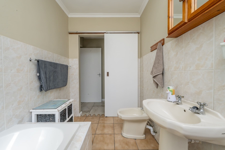 5 Bedroom Property for Sale in De Oude Spruit Western Cape